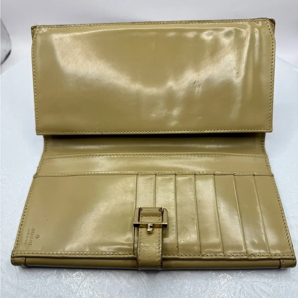 Gucci Beige‎ Leather Unisex Wallet with Gold Enamel Lock
